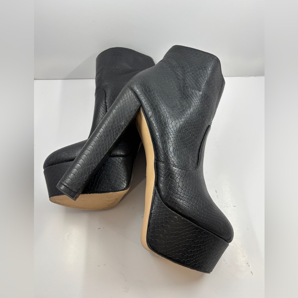 Women's Black Textured Platform Ankle Boots - Picture 6 of 8